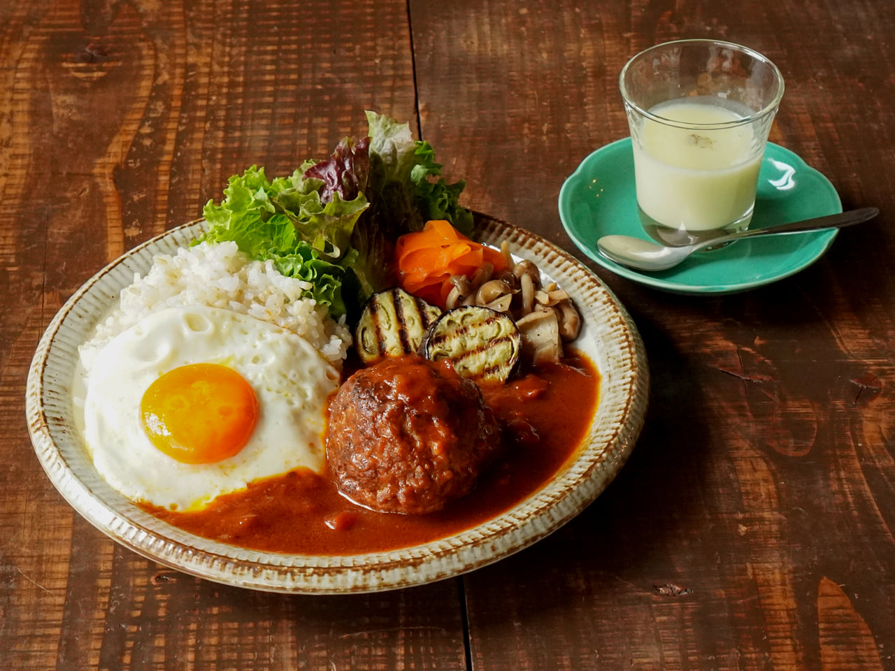 里山カフェsouの煮込みハンバーグ